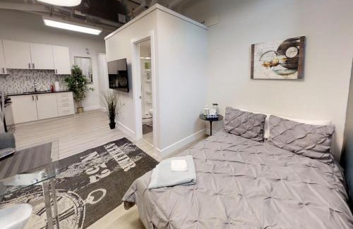 Sandy Hill Bed & Breakfast | Cozy Bachelor Apartment with Hot Tub in Downtown