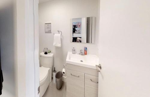 Sandy Hill Bed & Breakfast | Cozy Bachelor Apartment with Hot Tub in Downtown