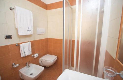 Modugno Hotel | Explore Hotel Jolly: Family-Friendly Stay with Dining Options