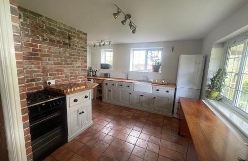 Claverham House | Cozy Cottage Retreat Near Airport - Pet & Child Friendly