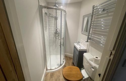 Claverham House | Cozy Cottage Retreat Near Airport - Pet & Child Friendly