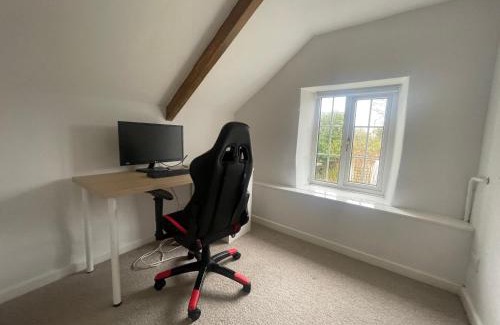 Claverham House | Cozy Cottage Retreat Near Airport - Pet & Child Friendly
