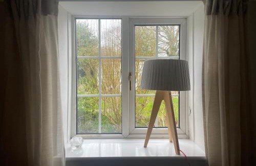 Claverham House | Cozy Cottage Retreat Near Airport - Pet & Child Friendly