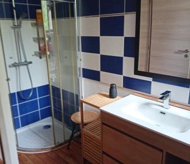 Thorigne-sur-Due Bed & Breakfast | Comfortable Triple Room - Pet & Child Friendly Retreat
