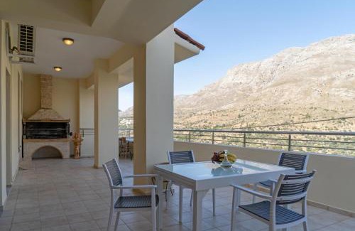 Akoumia House | Family-Friendly Retreat at the House of Papadogiannis