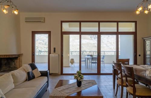 Akoumia House | Family-Friendly Retreat at the House of Papadogiannis
