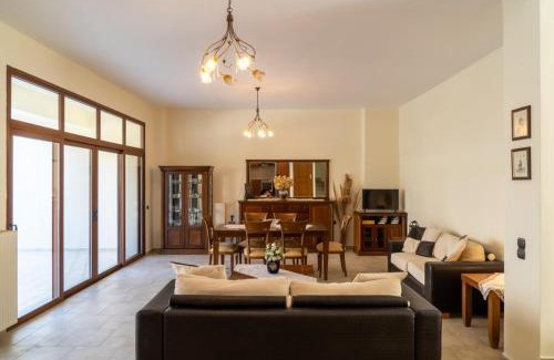 Akoumia House | Family-Friendly Retreat at the House of Papadogiannis