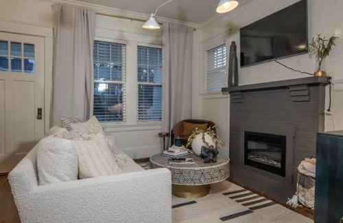 Southwest Raleigh House | Central & Cozy Retreat with Backyard and Pet-Friendly Perks