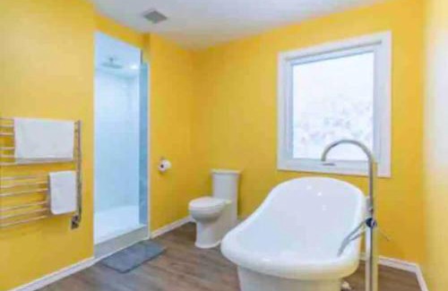 Quinte West Hotel | Idyllic Riverfront Suites in Quinte, ON - Family Friendly Stay