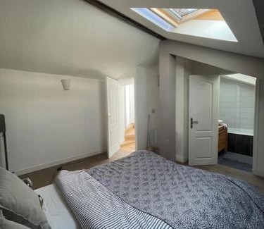 Issy-les-Moulineaux Apartment | Penthouse with Jacuzzi & Eiffel Tower Views for Families