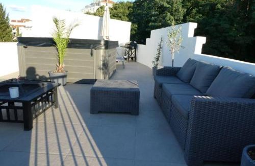 Issy-les-Moulineaux Apartment | Penthouse with Jacuzzi & Eiffel Tower Views for Families