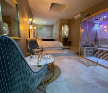 Crouy Apartment | Indulge in La Nuit de Rêve Suite with Hot Tub & Sauna