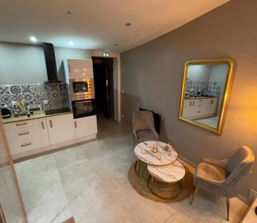 Crouy Apartment | Indulge in La Nuit de Rêve Suite with Hot Tub & Sauna