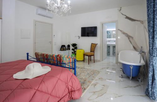 Naples Bed & Breakfast | Exceptional Stay at REDDIMUS Guest House with Hot Tub Access
