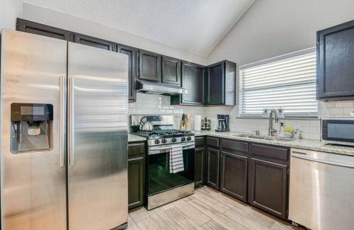 El Paso House | Spacious 3-Bedroom House with King Bed and Huge Backyard
