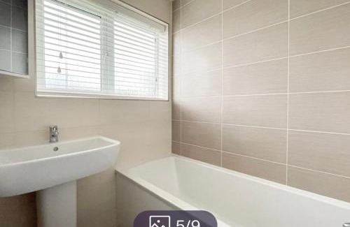 Charlton House | Cozy Room in Greater London - Pet Friendly Stay