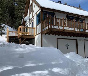 Alma Ski Chalet | Alma Sky Chalet: Pet and Child-Friendly Getaway