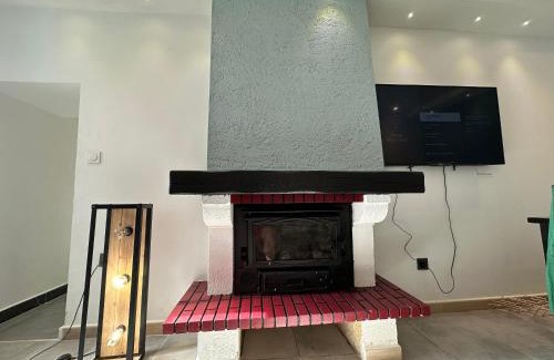 Le Fief-Sauvin House | Relaxing Maison avec Spa: Perfect for Families and Pets