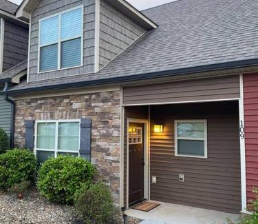 Cleveland Villa | Cozy Townhome in Cleveland - Guest Rated 10/10 and Family-Friendly