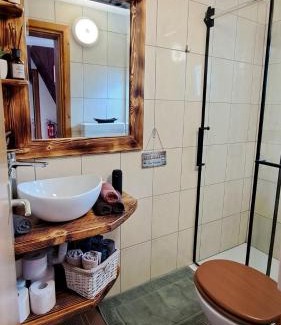 Marindol Apartment | River Kolpa Apartments: Family-Friendly with Hot Tub Access