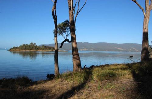 Apollo Bay House | Secluded Waterfront Retreat on Bruny Island: 10/10 Guest Rated