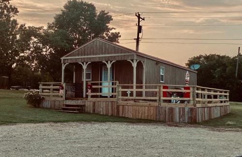 Kay County House | Cozy Northfork Studio Cabin: Pet & Child Friendly Retreat