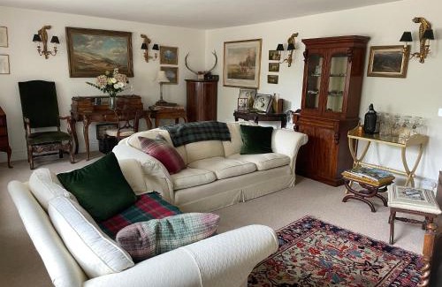 Meysey Hampton Bed & Breakfast | Explore Field End House: A 4-Star Gem with Kitchen Amenities