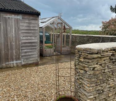 Meysey Hampton Bed & Breakfast | Explore Field End House: A 4-Star Gem with Kitchen Amenities