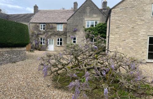 Meysey Hampton Bed & Breakfast | Explore Field End House: A 4-Star Gem with Kitchen Amenities