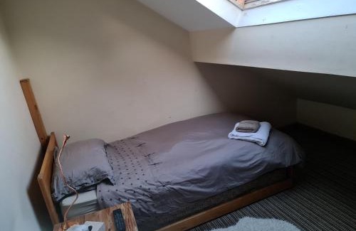 Penarth Bed & Breakfast | Cozy Weaver's House B and B with Family-Friendly Amenities