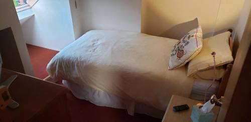 Penarth Bed & Breakfast | Cozy Weaver's House B and B with Family-Friendly Amenities