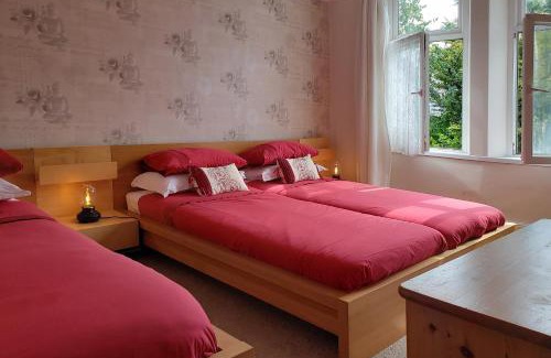 Penarth Bed & Breakfast | Cozy Weaver's House B and B with Family-Friendly Amenities