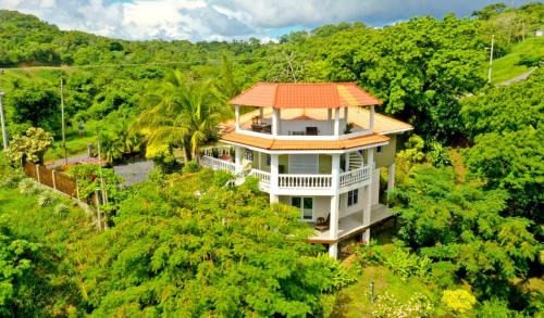 Roatan Resort | De Odisea Resort: Family-Friendly Escape with Pool & Pets