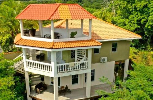 Roatan Resort | De Odisea Resort: Family-Friendly Escape with Pool & Pets