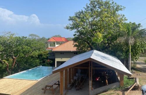 Roatan Resort | De Odisea Resort: Family-Friendly Escape with Pool & Pets