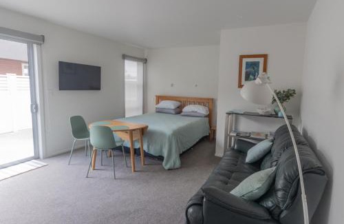 One Tree Point Bed & Breakfast | Indulge at Marsden Cove Canal Haven with Spa Pool & Breakfast