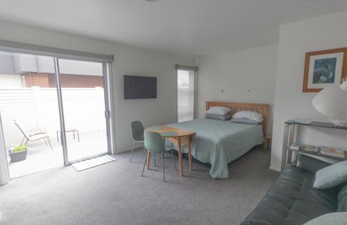One Tree Point Bed & Breakfast | Indulge at Marsden Cove Canal Haven with Spa Pool & Breakfast