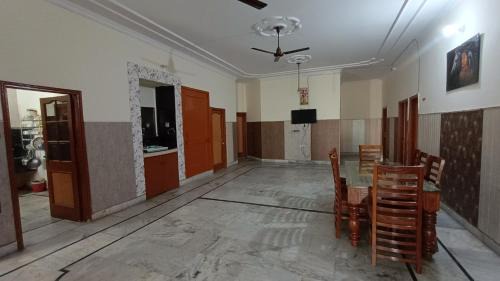 Amritsar House | Discover Royal Oaks Guest House: Pet and Child Friendly Stay