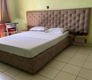 Yaounde Hotel | Discover Hôtel Bunker: Family-Friendly with Breakfast Included