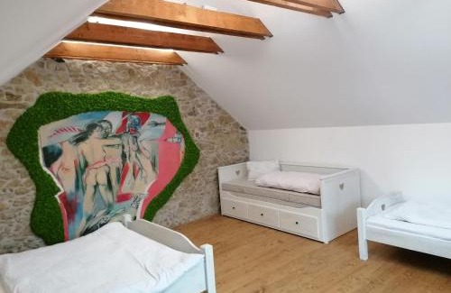 Laskar House | Relaxing Retreat at Chalupa u Manišov with Pool & Hot Tub