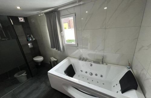 Denderleeuw House | Relaxing Retreat with Jacuzzi Ideal for Families