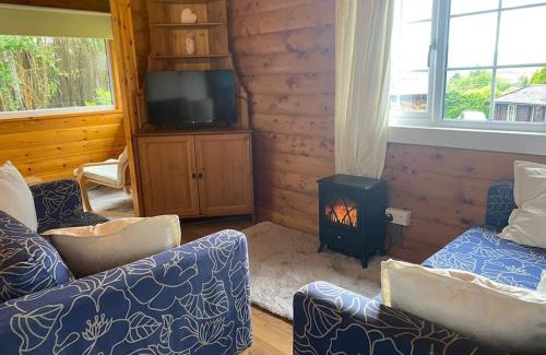 Bronaber House | Cozy Cabin Retreat: Pet-Friendly with Kitchen Amenities