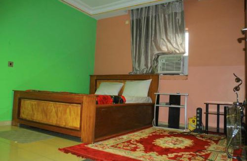 Bonaberi Apartment | Charming Home of Love: Child-Friendly Retreat with Hot Tub