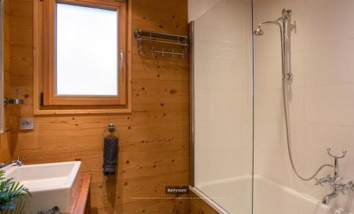 Soell House | Cozy Ski Chalet for 12 with Sauna and Hot Tub Retreat