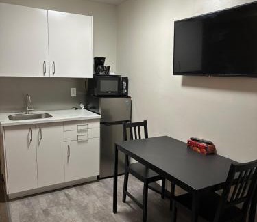 Portage La Prairie Hotel | Pet-Friendly Yellow Quill Motel with Hot Tub & Breakfast