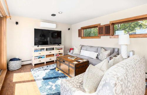 East Greenwich House | Coastal Retreat in East Greenwich with Kayak Access