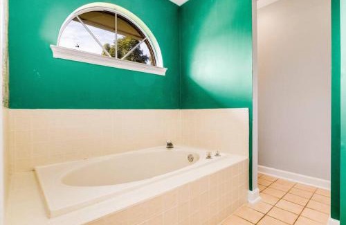 Gulf Breeze Villa | Trendy Stay at The Tipsy Tiki: Pet-Friendly & Pool Access