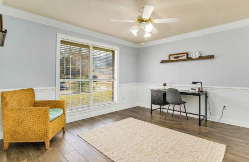 Gulf Breeze Villa | Trendy Stay at The Tipsy Tiki: Pet-Friendly & Pool Access