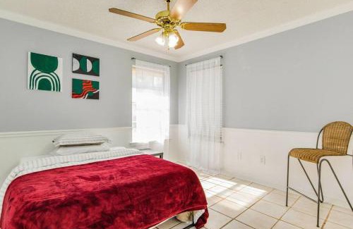 Gulf Breeze Villa | Trendy Stay at The Tipsy Tiki: Pet-Friendly & Pool Access