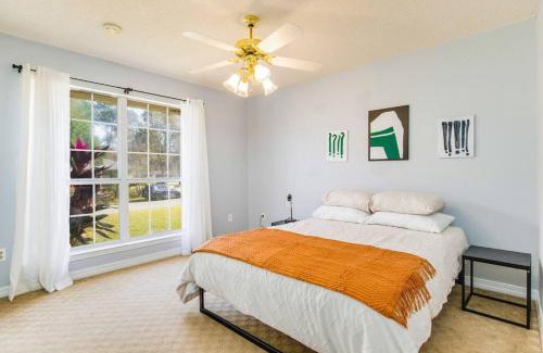 Gulf Breeze Villa | Trendy Stay at The Tipsy Tiki: Pet-Friendly & Pool Access